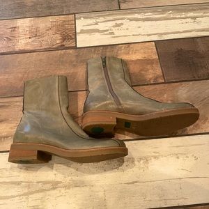 8 1/2 Nuture leather boot green